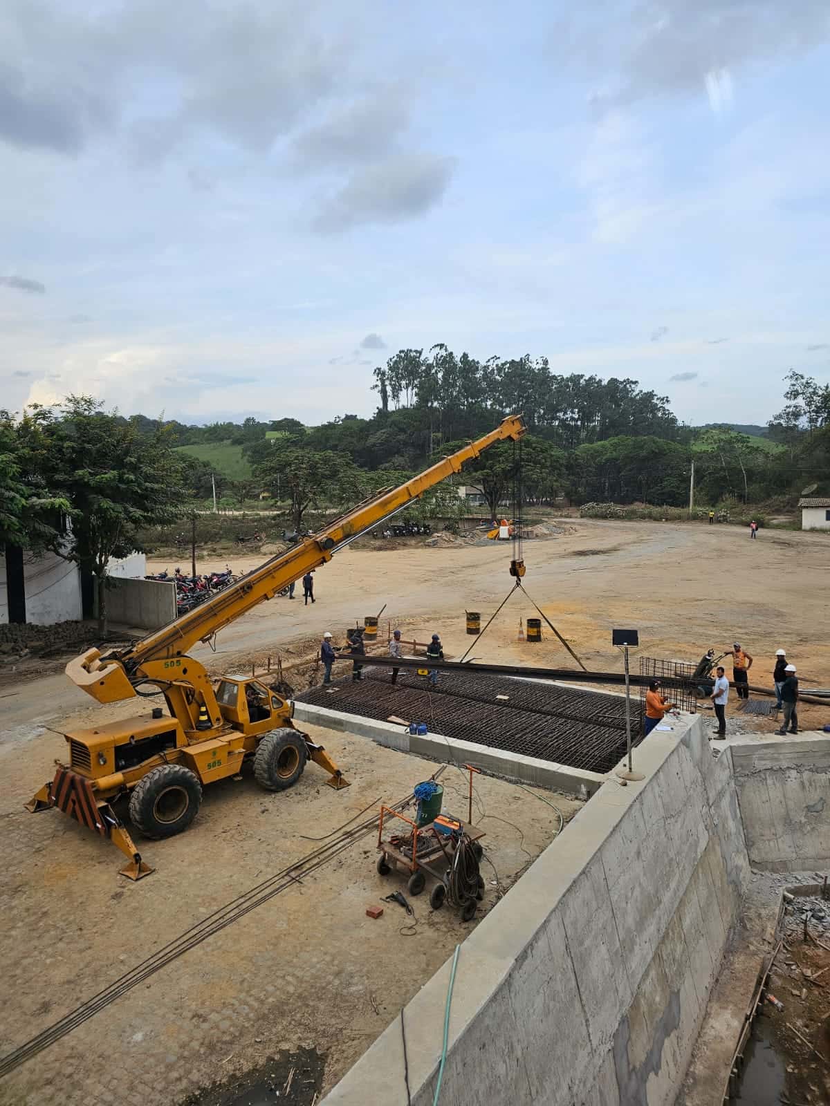Infraestrutura de fundação para portão de comporta